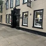 The Globe And Bedrooms *
