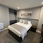 The Globe And Bedrooms Apartment