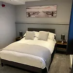 The Globe And Bedrooms Apartment *