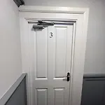 The Globe And Bedrooms Apartment