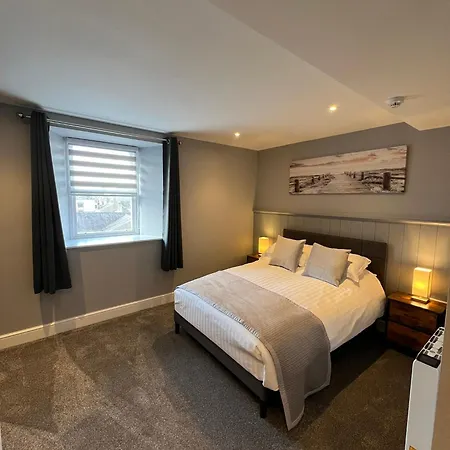 The Globe And Bedrooms *